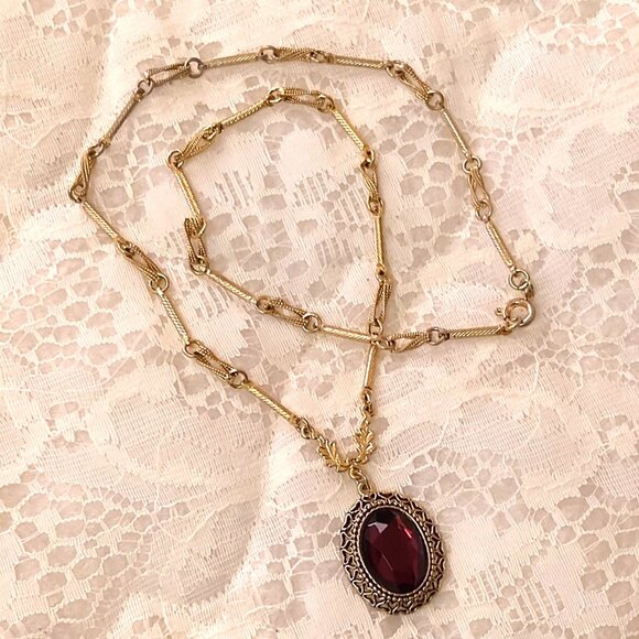 Vintage Red Crystal Oval Pendant Gold Plated Necklace VTG Timeless Jewelry - Picture 2 of 9